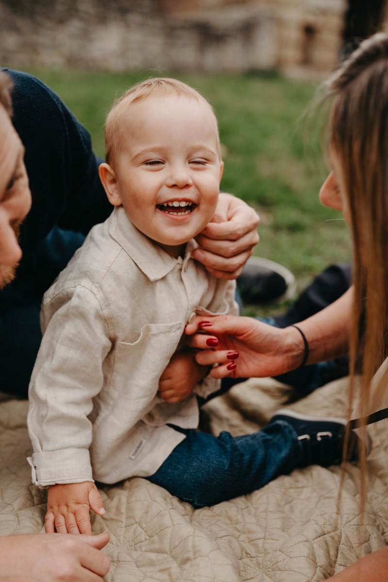 Nevena, Dusan i Vuk porodicno fotografisanje napolju. Deciji i porodicni fotograf u Beogradu Oksana Skendzic