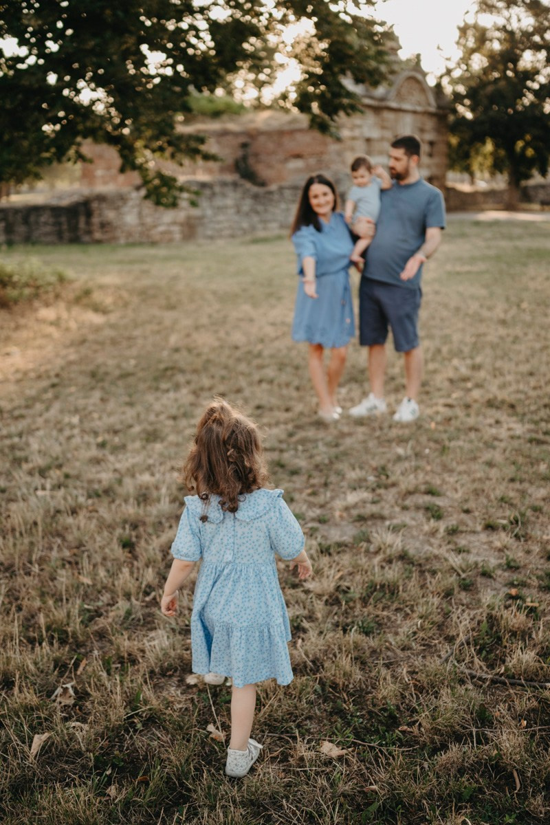 Jovana Zoran Jana i Bogdan — porodicno fotografisanje napolju. Deciji i porodicni fotograf u Beogradu Oksana Skendzic