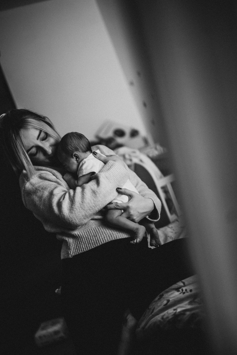 Maja Wilijam Lana i Hana — porodicno fotografisanje bebe kod kuce. Deciji i porodicni fotograf u Beogradu Oksana Skendzic