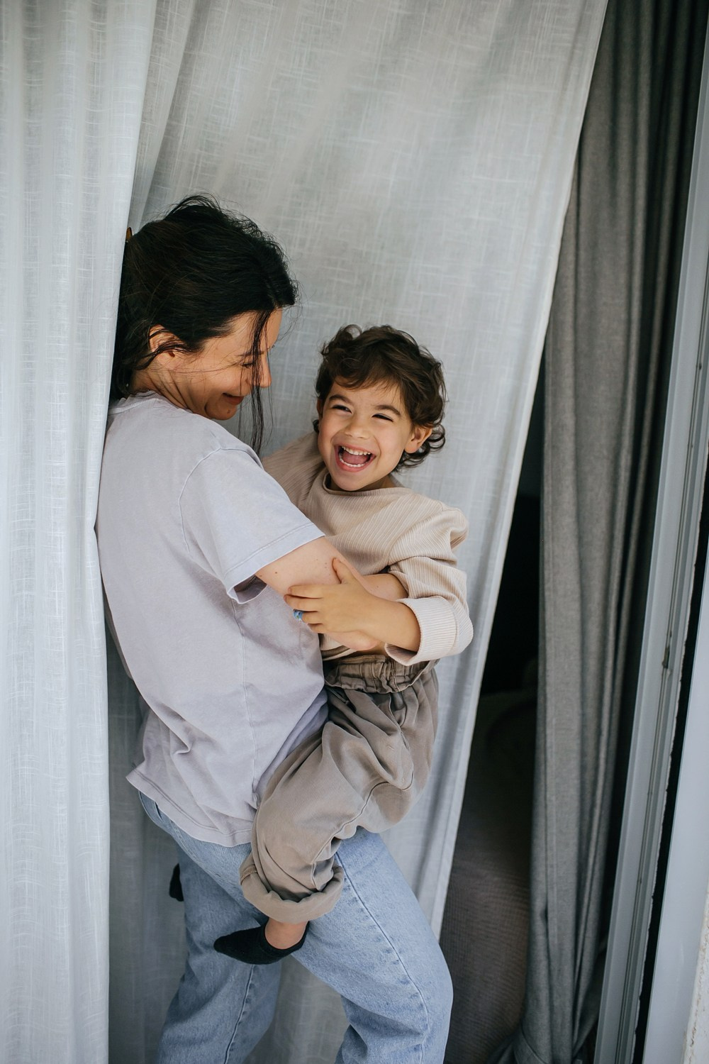 Mom&daughter at home. Family photographer in Israel
