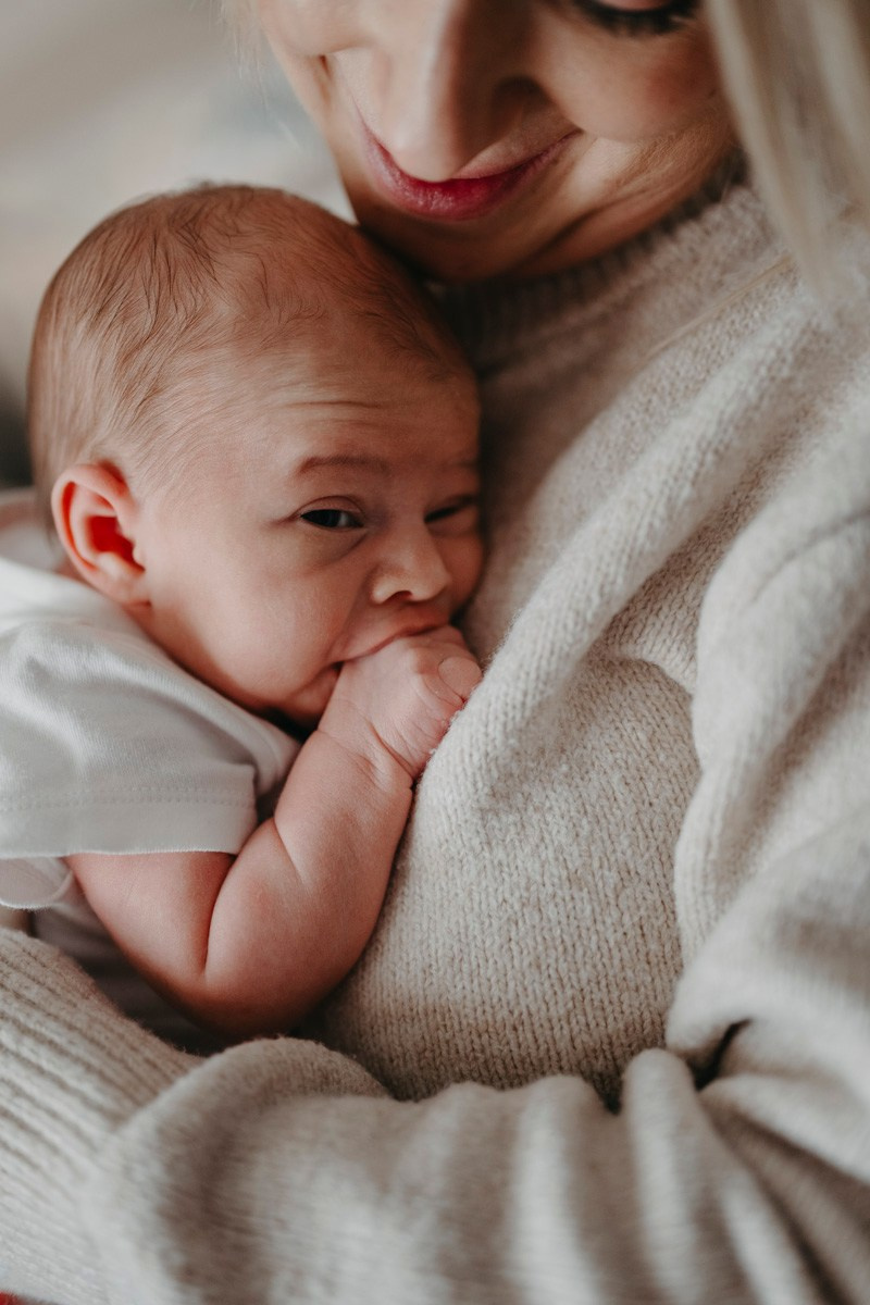 Maja Wilijam Lana i Hana — porodicno fotografisanje bebe kod kuce. Deciji i porodicni fotograf u Beogradu Oksana Skendzic