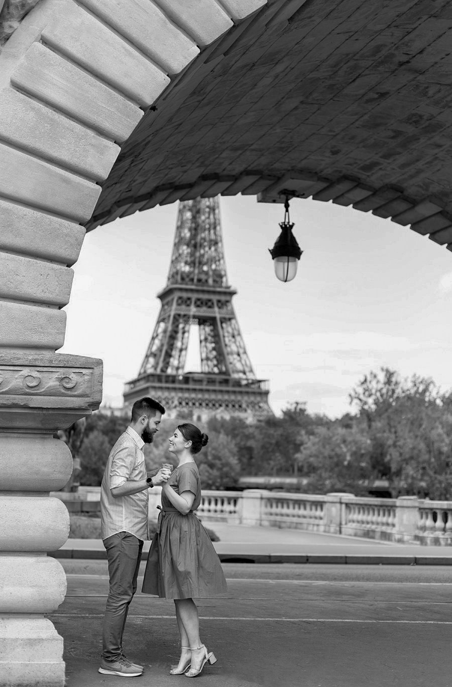 Portraits de couple à Lyon dans un parc historique