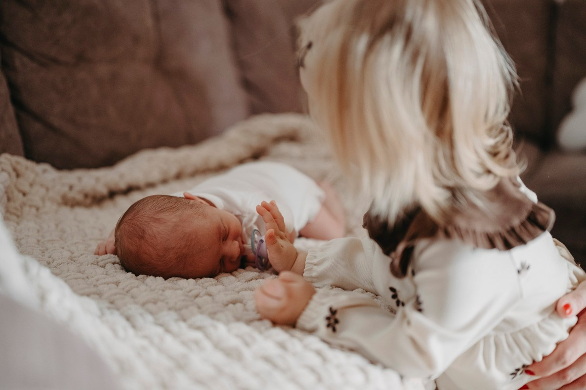 Maja Wilijam Lana i Hana — porodicno fotografisanje bebe kod kuce. Deciji i porodicni fotograf u Beogradu Oksana Skendzic