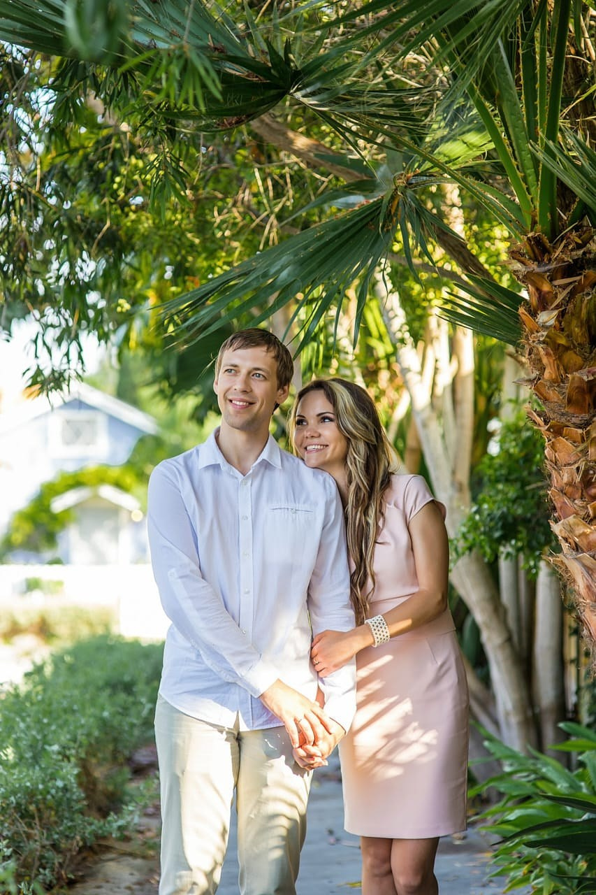 Classic Venice Canals backdrop for a memorable couple's photo experience