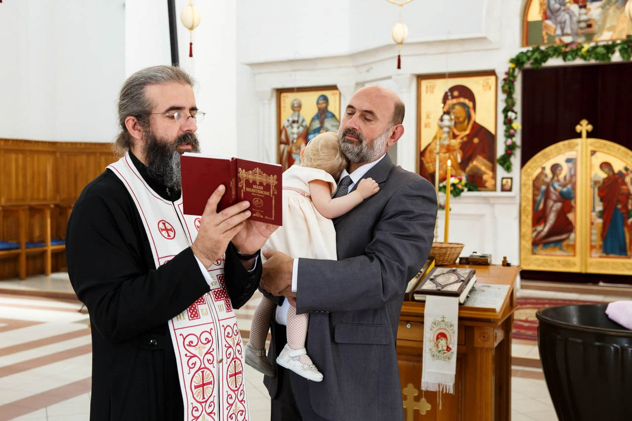 Pravoslavni obred krštenja deteta.