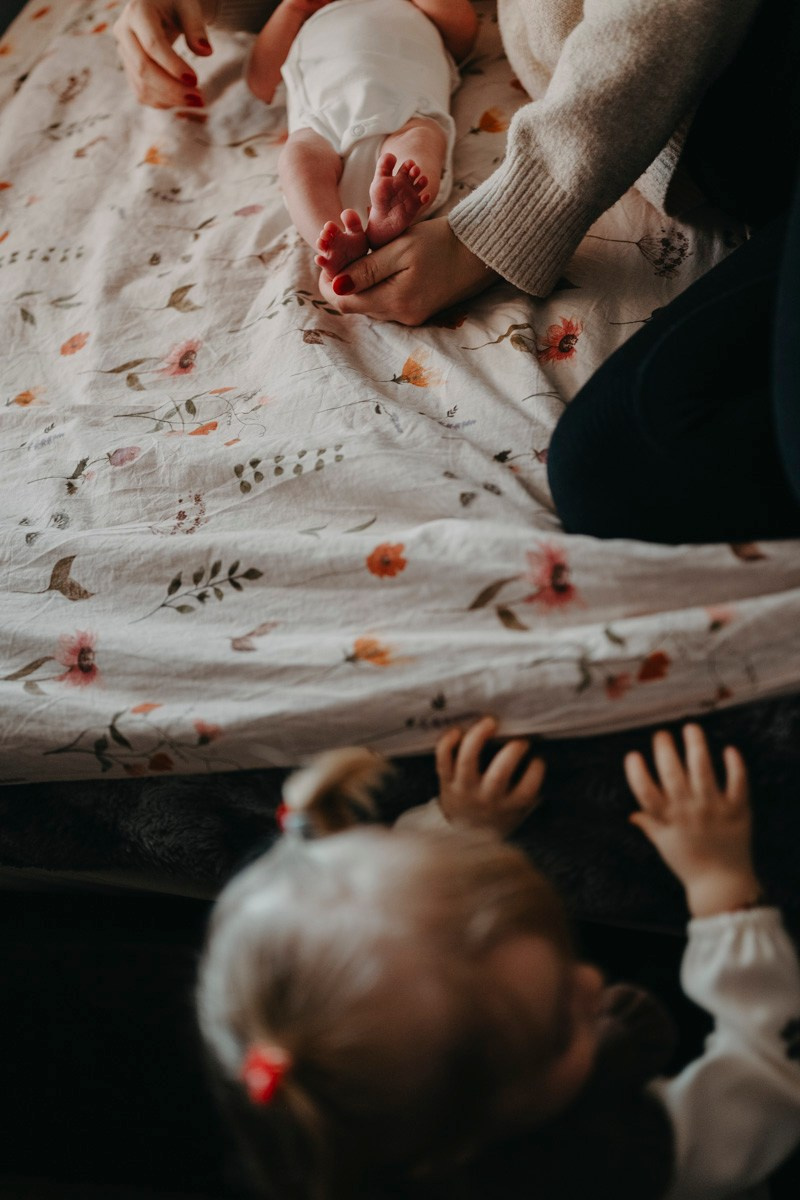 Maja Wilijam Lana i Hana — porodicno fotografisanje bebe kod kuce. Deciji i porodicni fotograf u Beogradu Oksana Skendzic