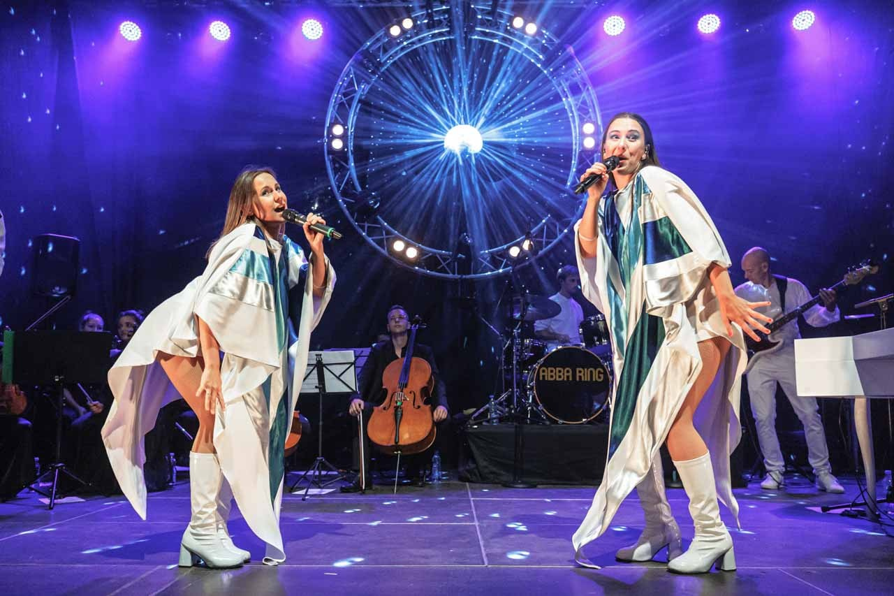 Dinamičan nastup dve pevačice tokom koncerta ABBA Ring Tribute benda na kocertu u Botaničkoj bašti u Beogradu.