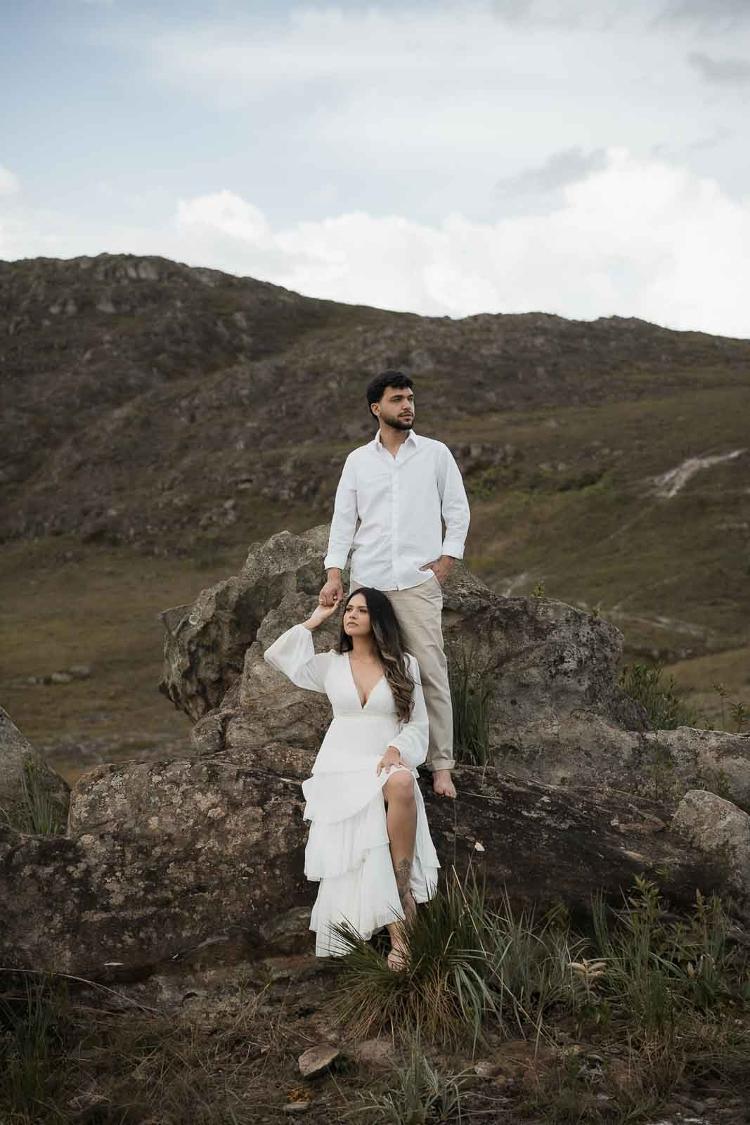 Fotografias de Larissa e Rafael em ensaio pre wedding documental em Lavras Novas, Minas Gerais. Estilo leve, elegante e natural registrado por Edu e Josi Fotografia.
