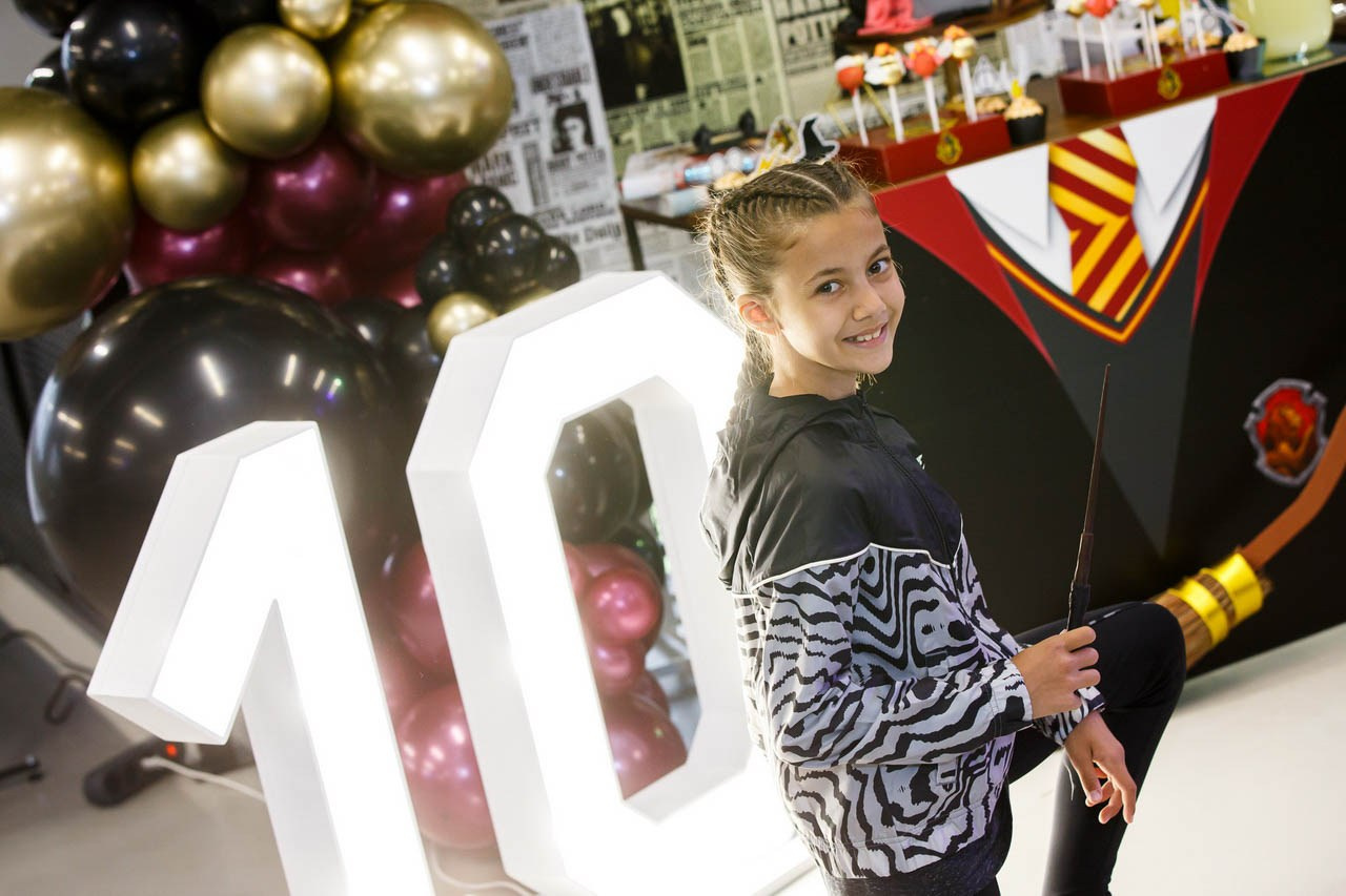 Elegantna dekoracija za desetogodišnji rođendan.