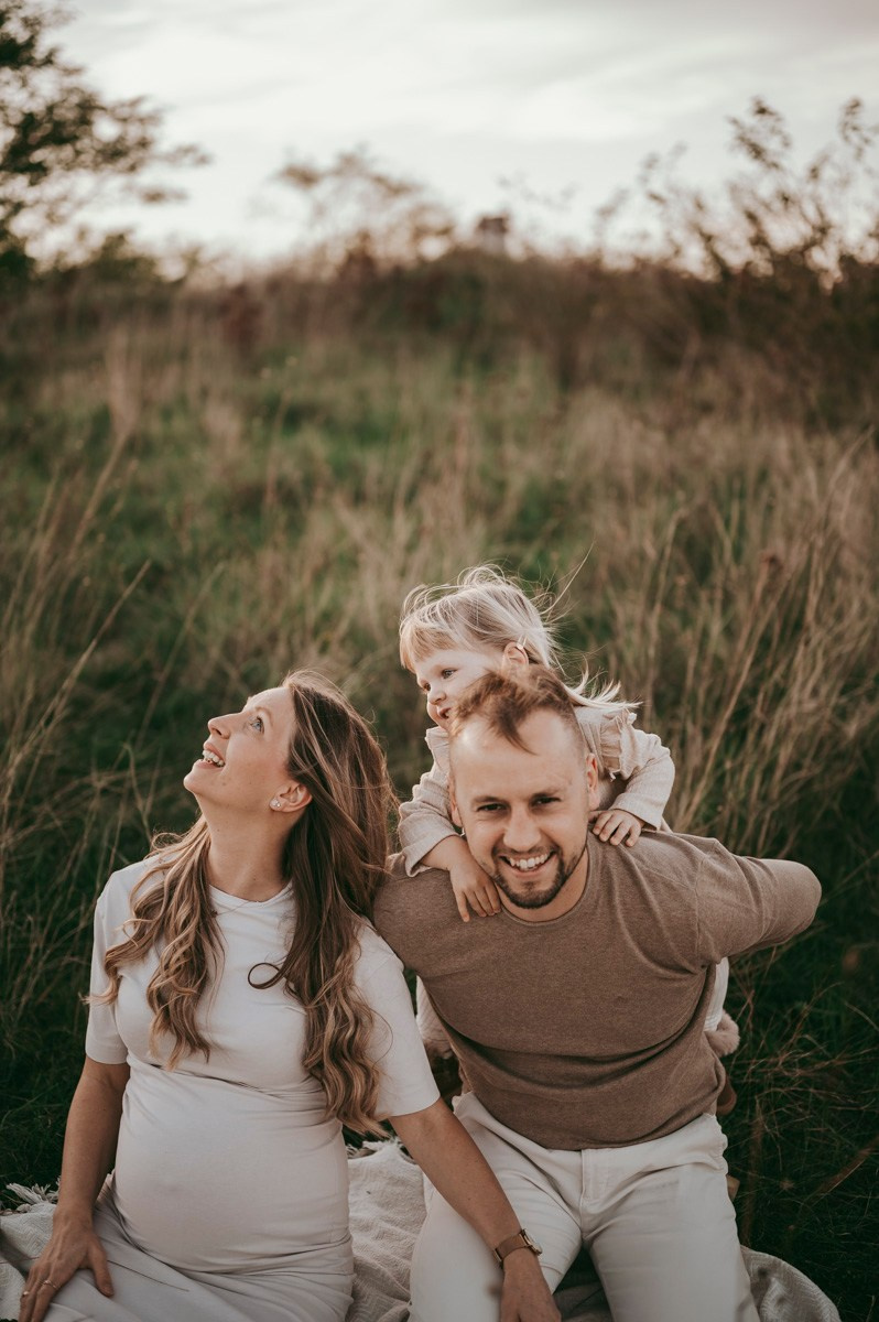 Milena / trudnicko fotografisanje sa porodicom. Deciji i porodicni fotograf u Beogradu Oksana Skendzic