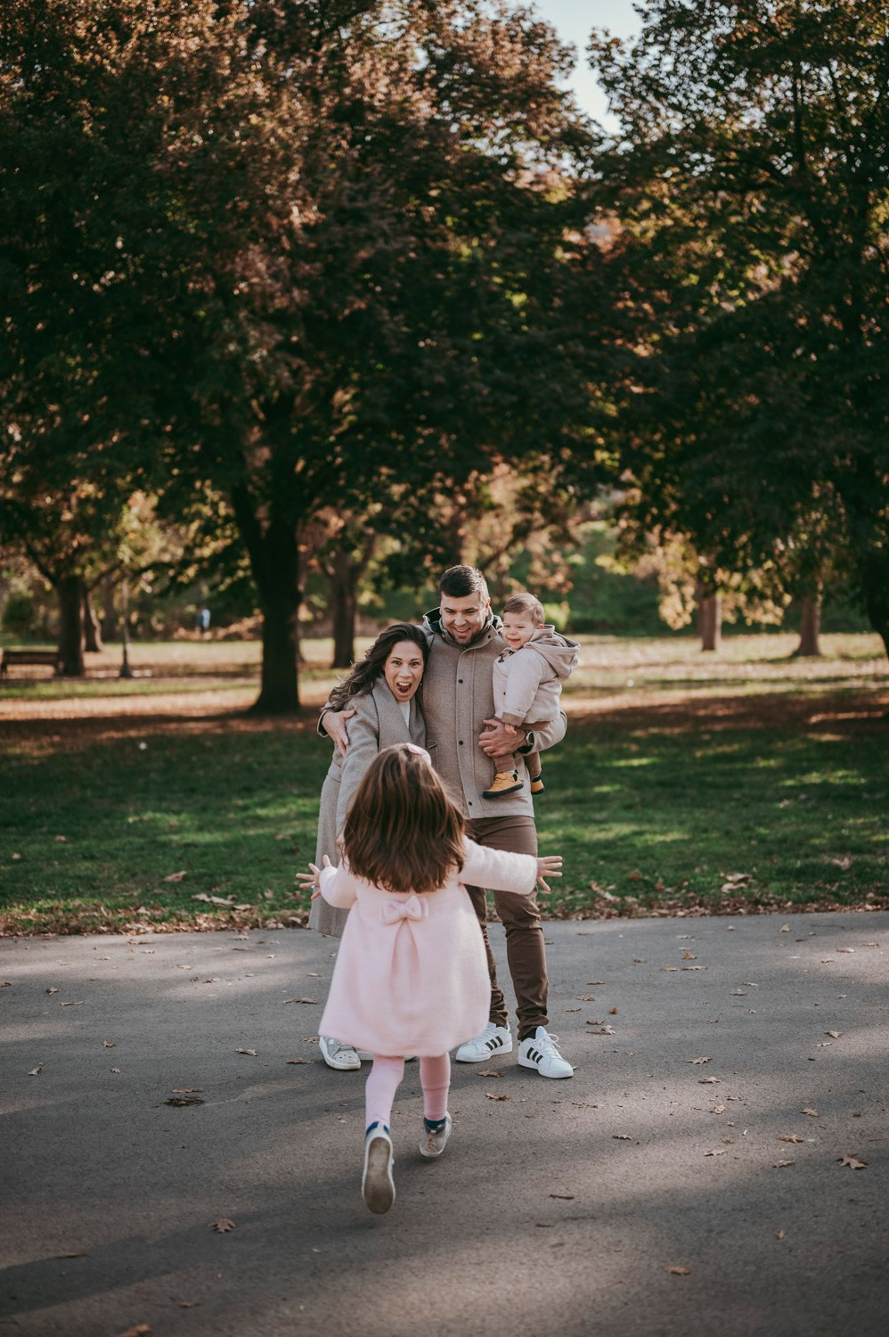 Iva, Ivan, Tara i Stefan — porodicno fotografisanje napolju. Deciji i porodicni fotograf u Beogradu Oksana Skendzic