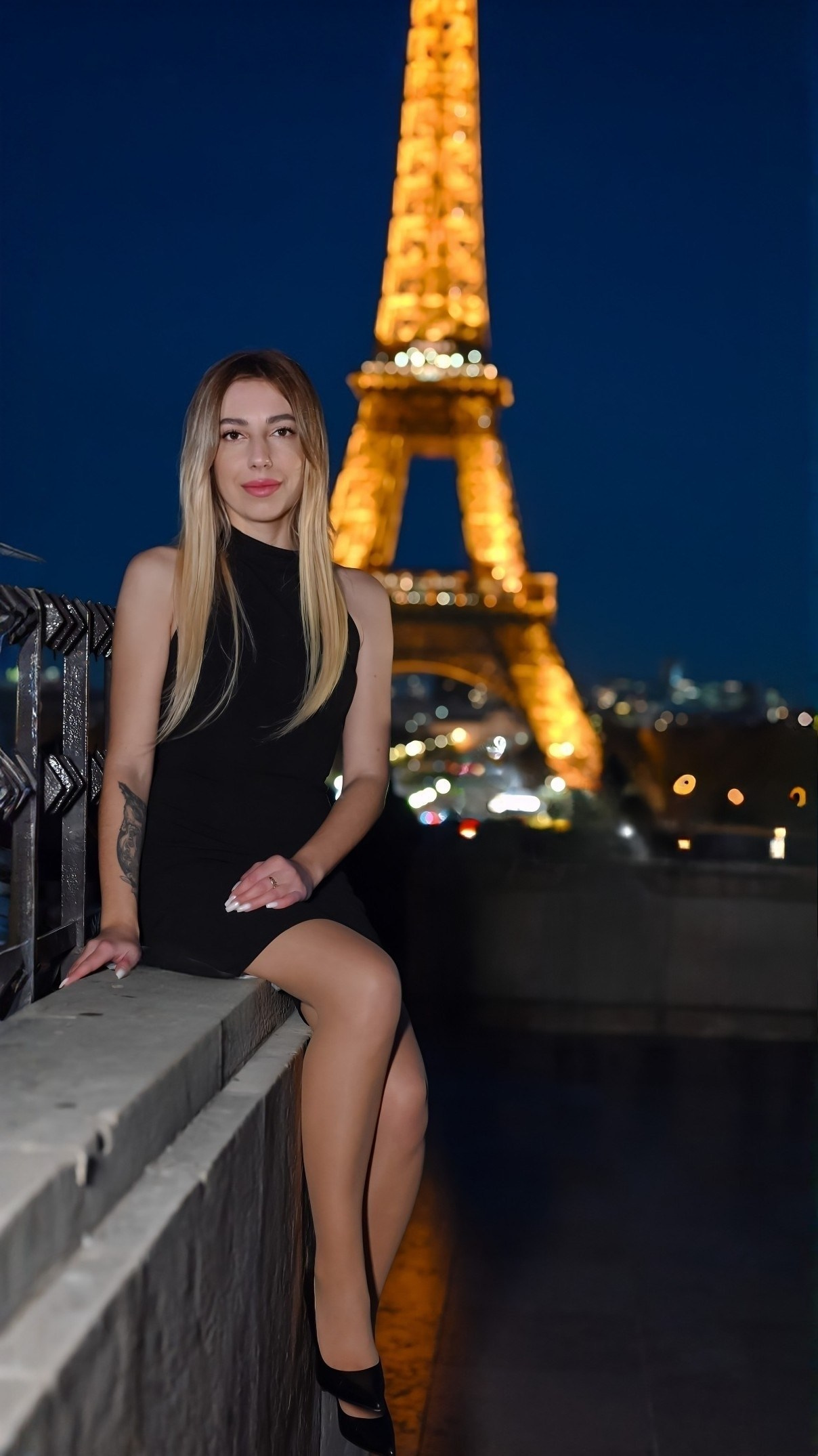 Street photoshoot in Paris. Alina Tagzieva- a photograper in Paris