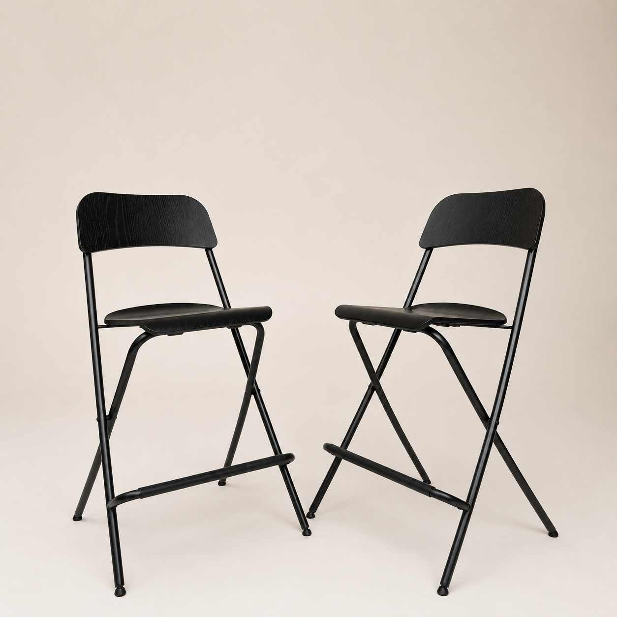 Zwei schwarze Klappstühle als flexible Sitzrequisiten für Foto und Videoproduktionen – Fotostudio Aesthetic Space München