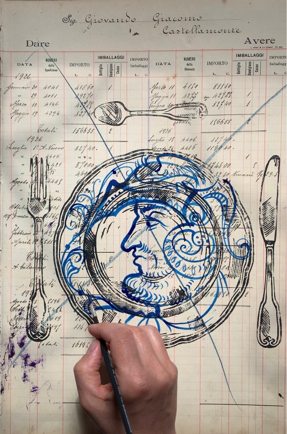 Opera su registro contabile storico (1918–1930) con stampa manuale in linoleografia. All’interno del piatto, un profilo umano dipinto in intenso inchiostro blu diventa fulcro visivo ed emotivo. Il blu dialoga con la carta antica e con il nero della stampa, evocando memoria, intimità e silenzio. Ispirazione ai piatti nuziali rinascimentali italiani, riletti in chiave contemporanea.