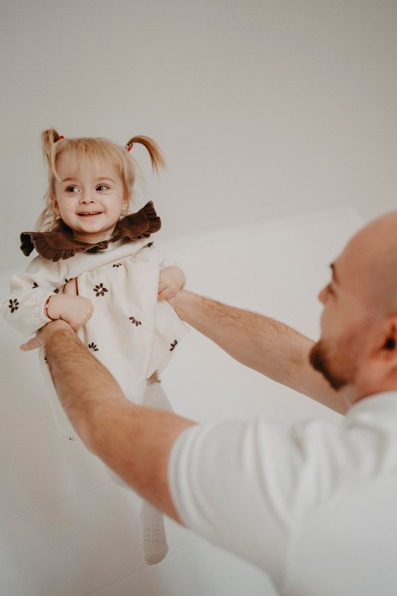 Maja Wilijam Lana i Hana — porodicno fotografisanje bebe kod kuce. Deciji i porodicni fotograf u Beogradu Oksana Skendzic