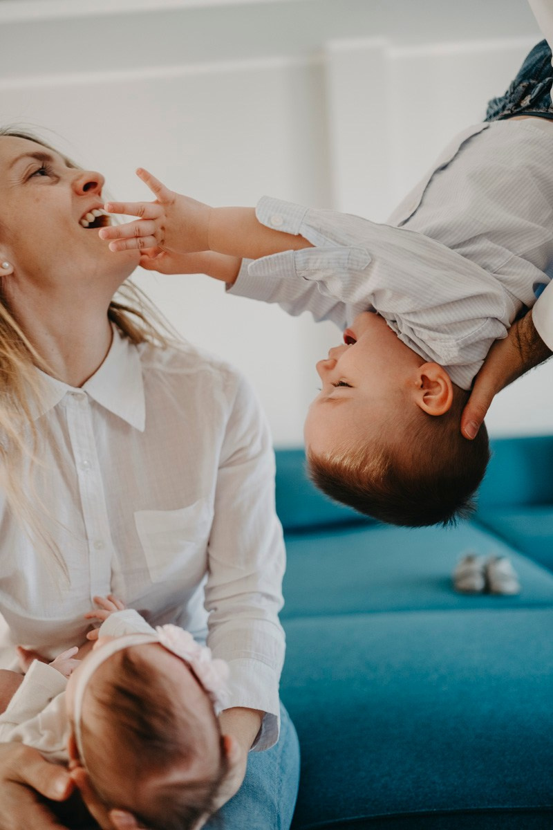 Fotografisanje bebe kod kuce — Milana, Milos, Marko i Mila. Deciji i porodicni fotograf u Beogradu Oksana Skendzic