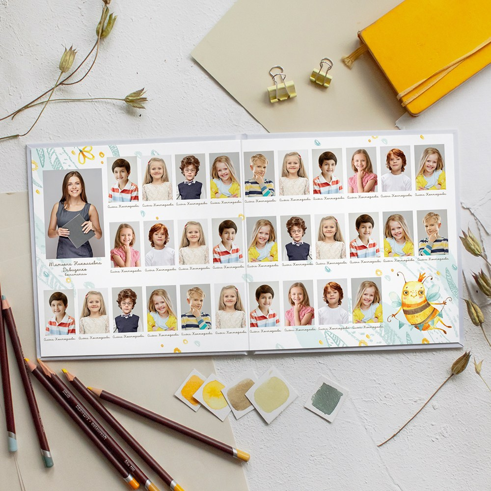 Разворот с именами и портретами детей, украшенный иллюстрациями ульев и цветов