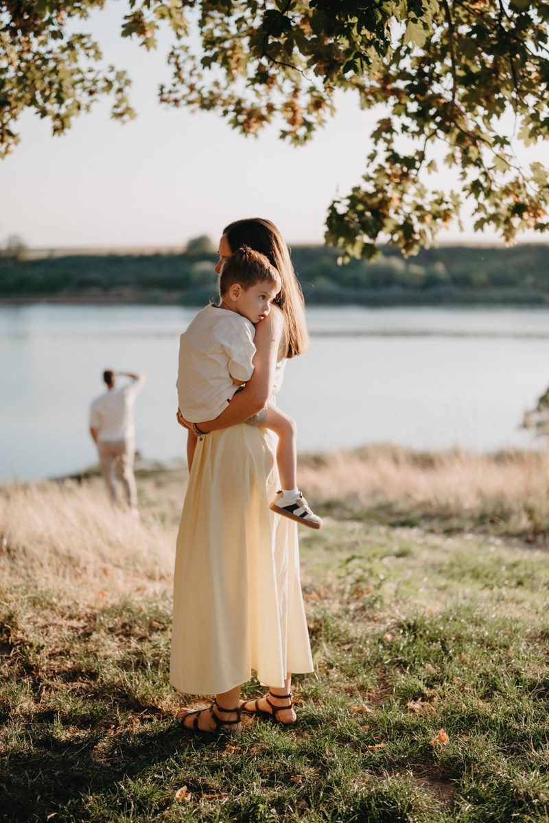 Djurdjica, Tadej i Miloje porodicno fotografisanje napolju. Deciji i porodicni fotograf u Beogradu Oksana Skendzic