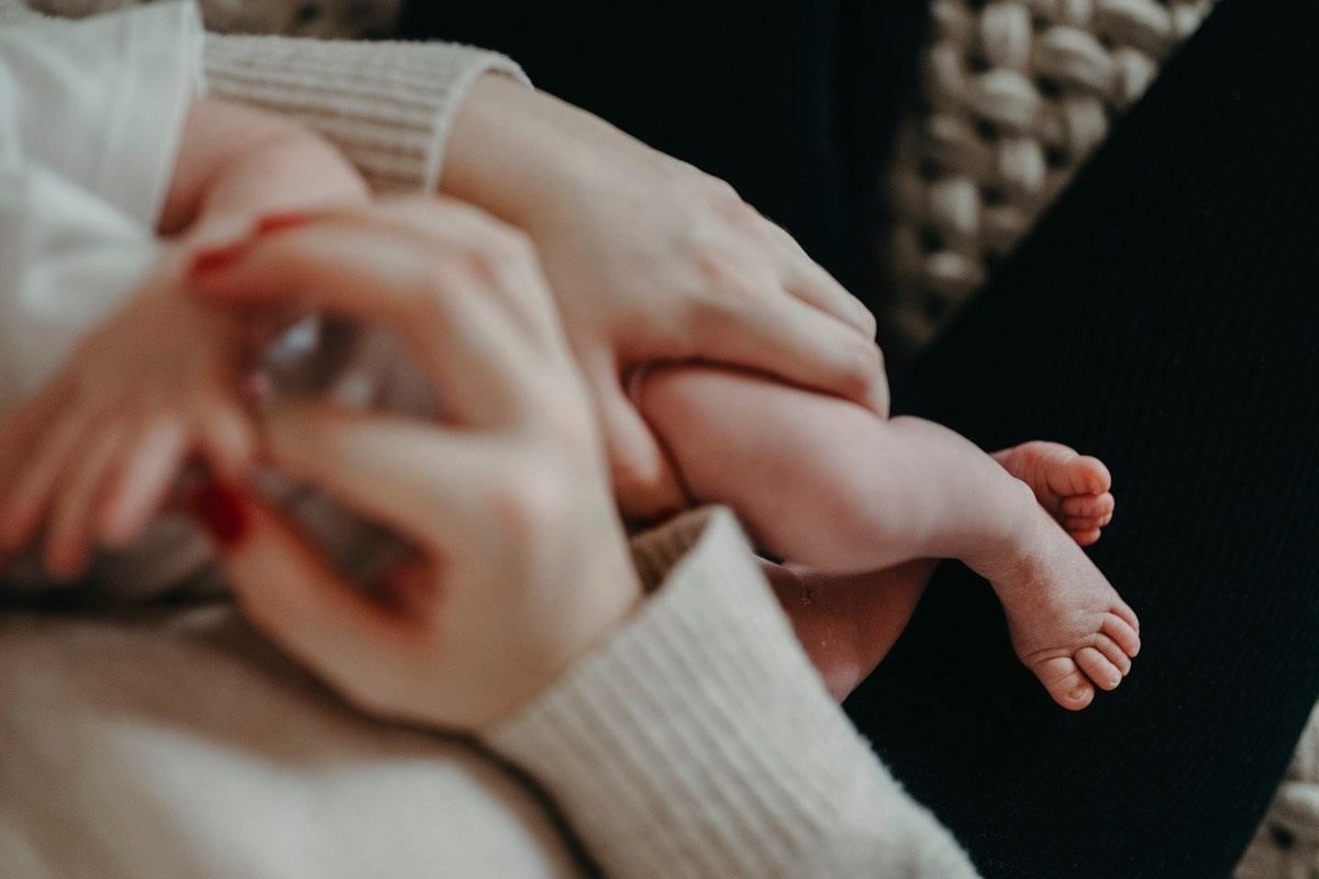 Maja Wilijam Lana i Hana — porodicno fotografisanje bebe kod kuce. Deciji i porodicni fotograf u Beogradu Oksana Skendzic