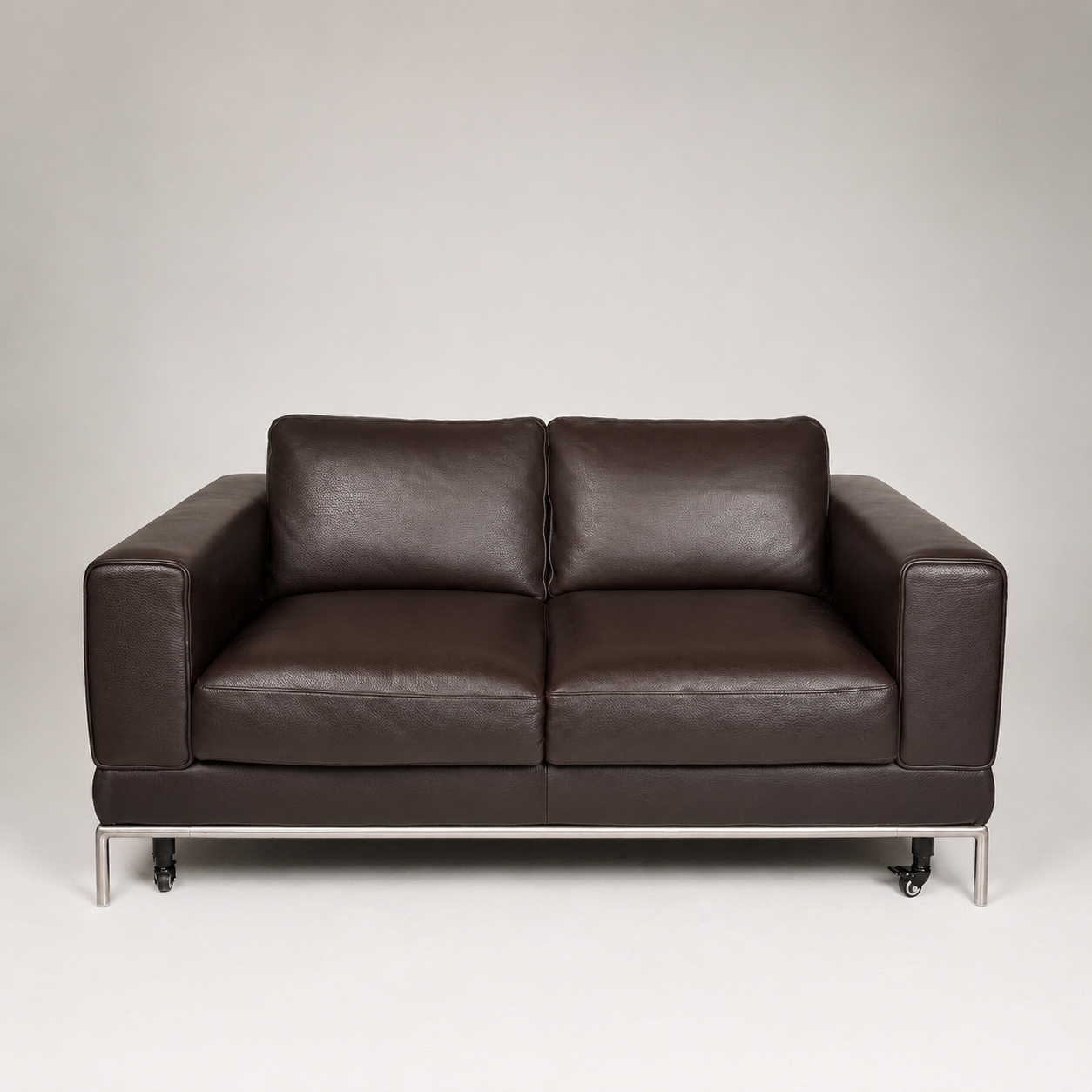 Braunes Ledersofa auf Rollen als elegante Requisite für Fashion Beauty und Lifestyle Shootings – Fotostudio Aesthetic Space München