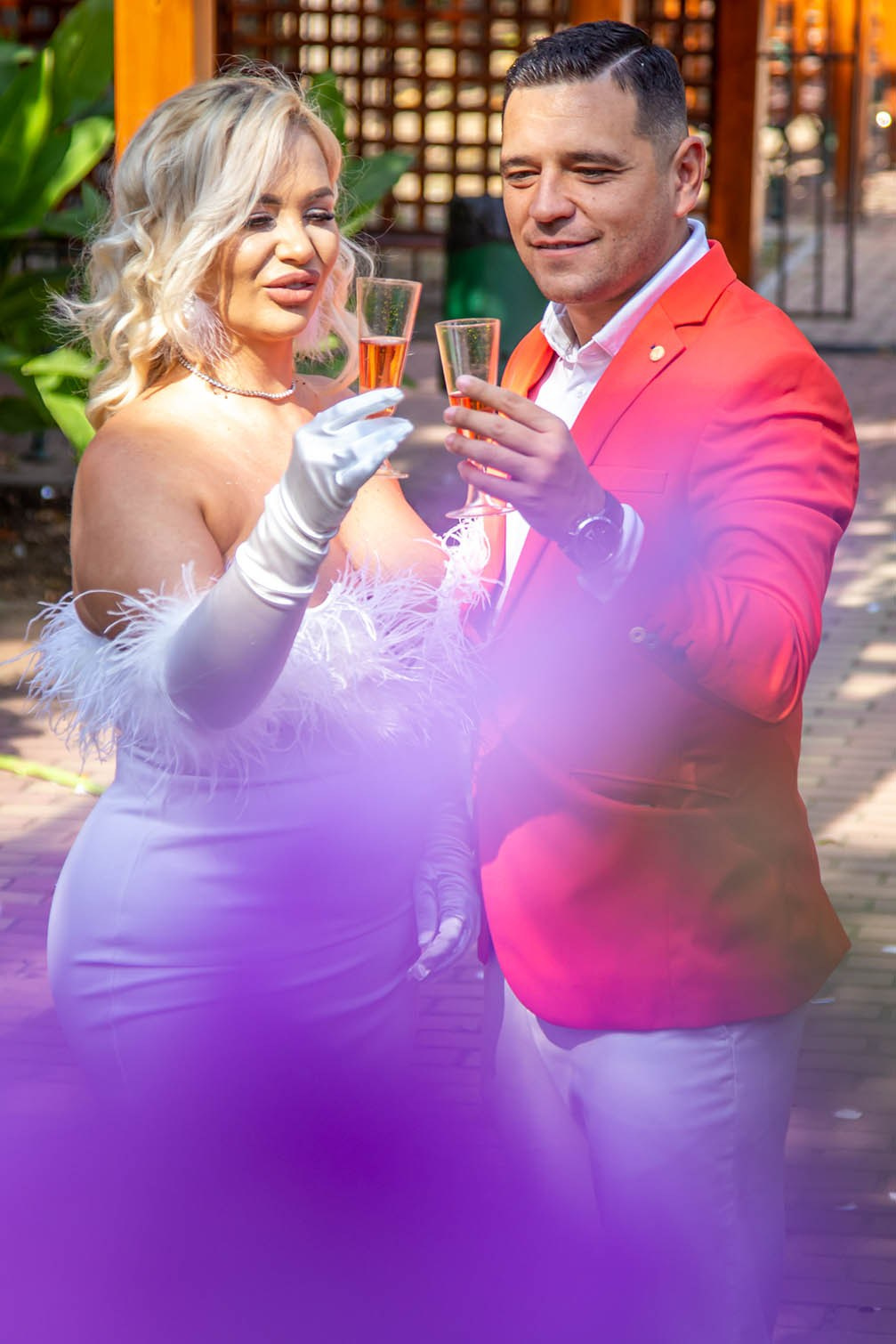 Moment de ședință foto: mirii pozează cu paharele de șampanie
