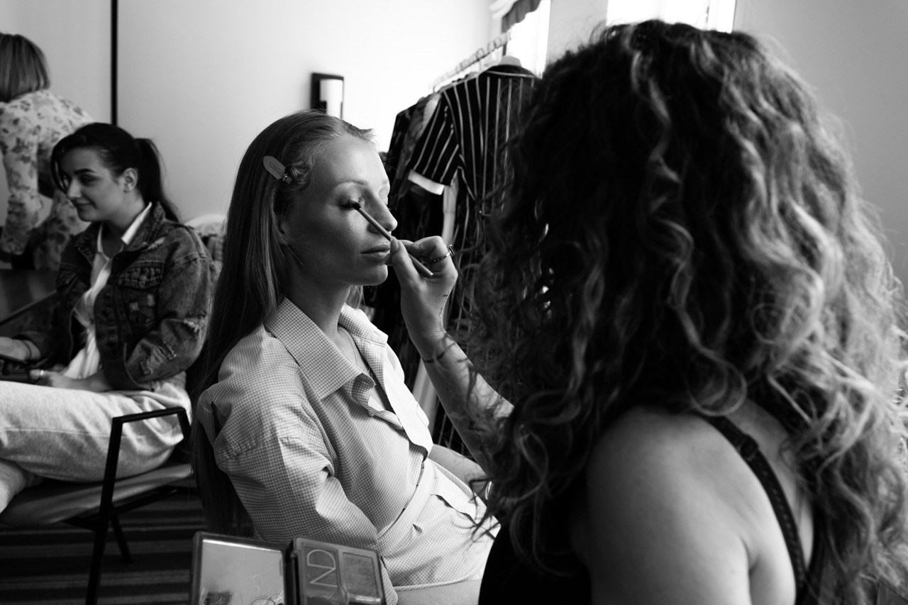 Backstage fotografie. Dana Lišková — Empatická fotografka | Introspektivní umělkyně | Neurodivergentní koučka| Zakladatelka Artepy.cz