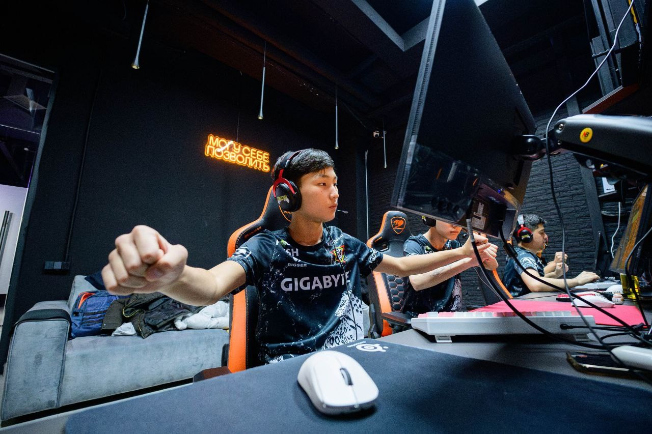 LanDaLan & FRAG & GLuck Yungstar & UCA