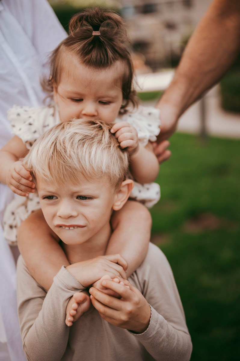 Kristina, Martin, Petra i Novak / porodicno fotografisanje napolju. Deciji i porodicni fotograf u Beogradu Oksana Skendzic