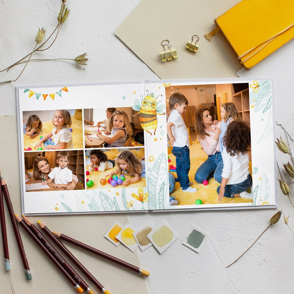 Разворот ребенка с друзьями в окружении детей и воспитателя