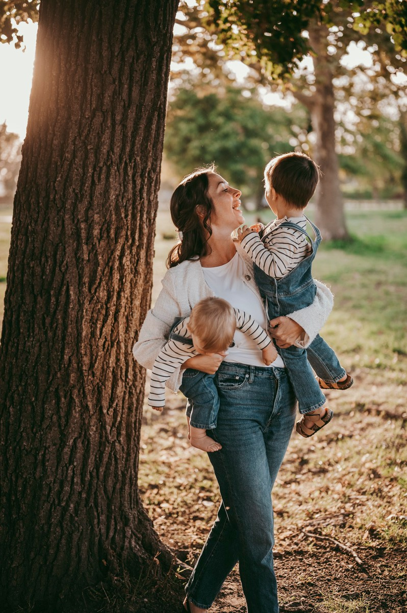 Aleksandra, Filip, Lion i Luka / PORODICNOFOTOGRAFISANJE napolju. Deciji i porodicni fotograf u Beogradu Oksana Skendzic