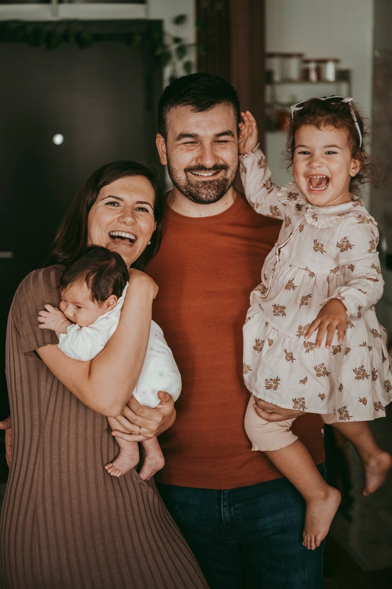 Katarina, Dejan, Petra i Julija / porodicno fotografisanje kod kuce. Deciji i porodicni fotograf u Beogradu Oksana Skendzic