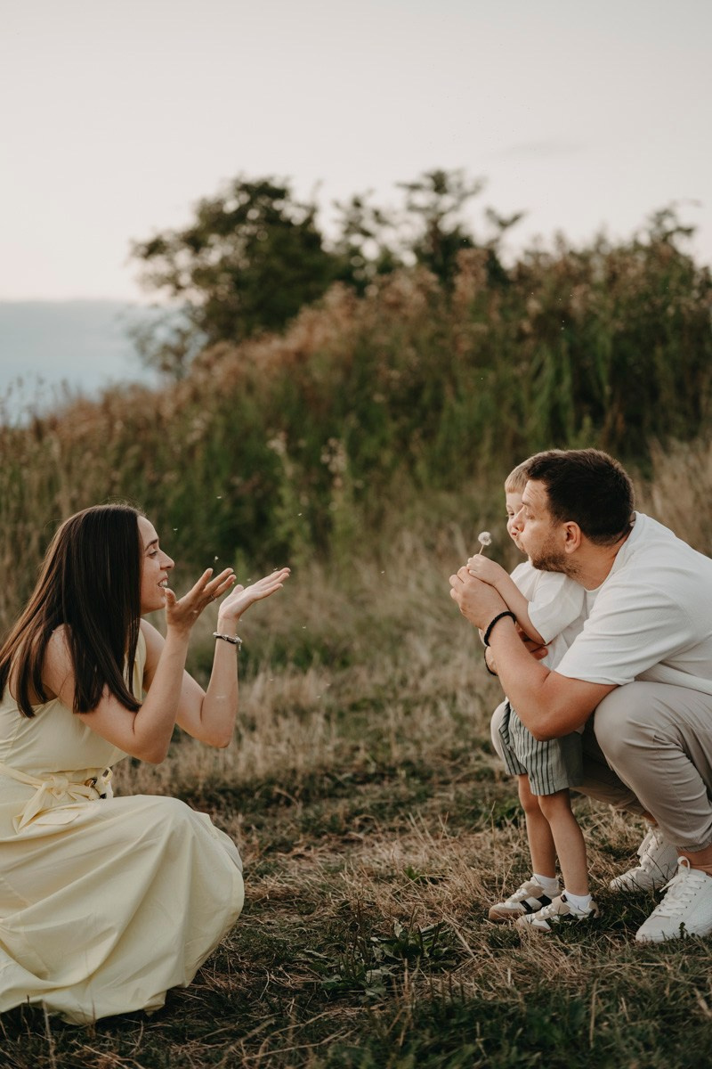 Djurdjica, Tadej i Miloje porodicno fotografisanje napolju. Deciji i porodicni fotograf u Beogradu Oksana Skendzic