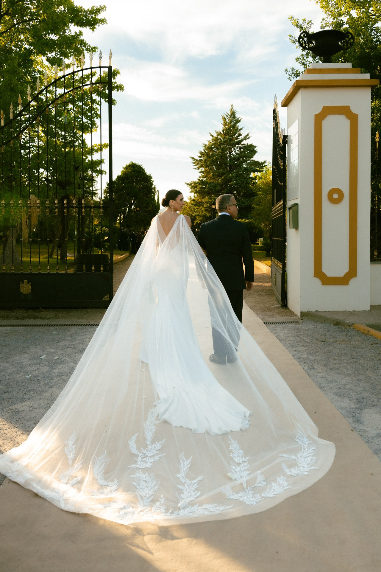 Fotografía y vídeo de bodas Alianza Weddings — novios en su boda