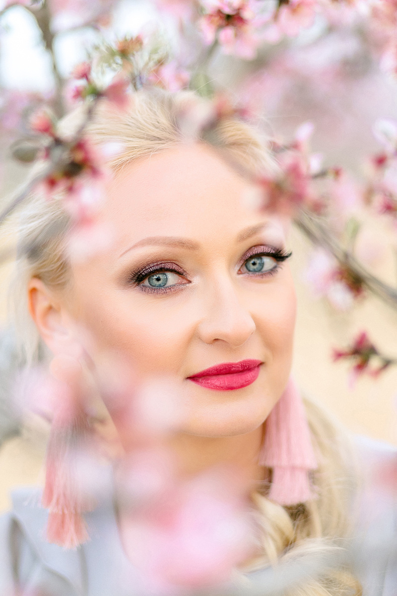 Фотосессия в цветущем миндале. Фотограф и визажист Анастасия Гусарова