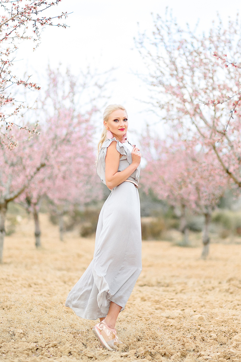 Фотосессия в цветущем миндале. Фотограф и визажист Анастасия Гусарова