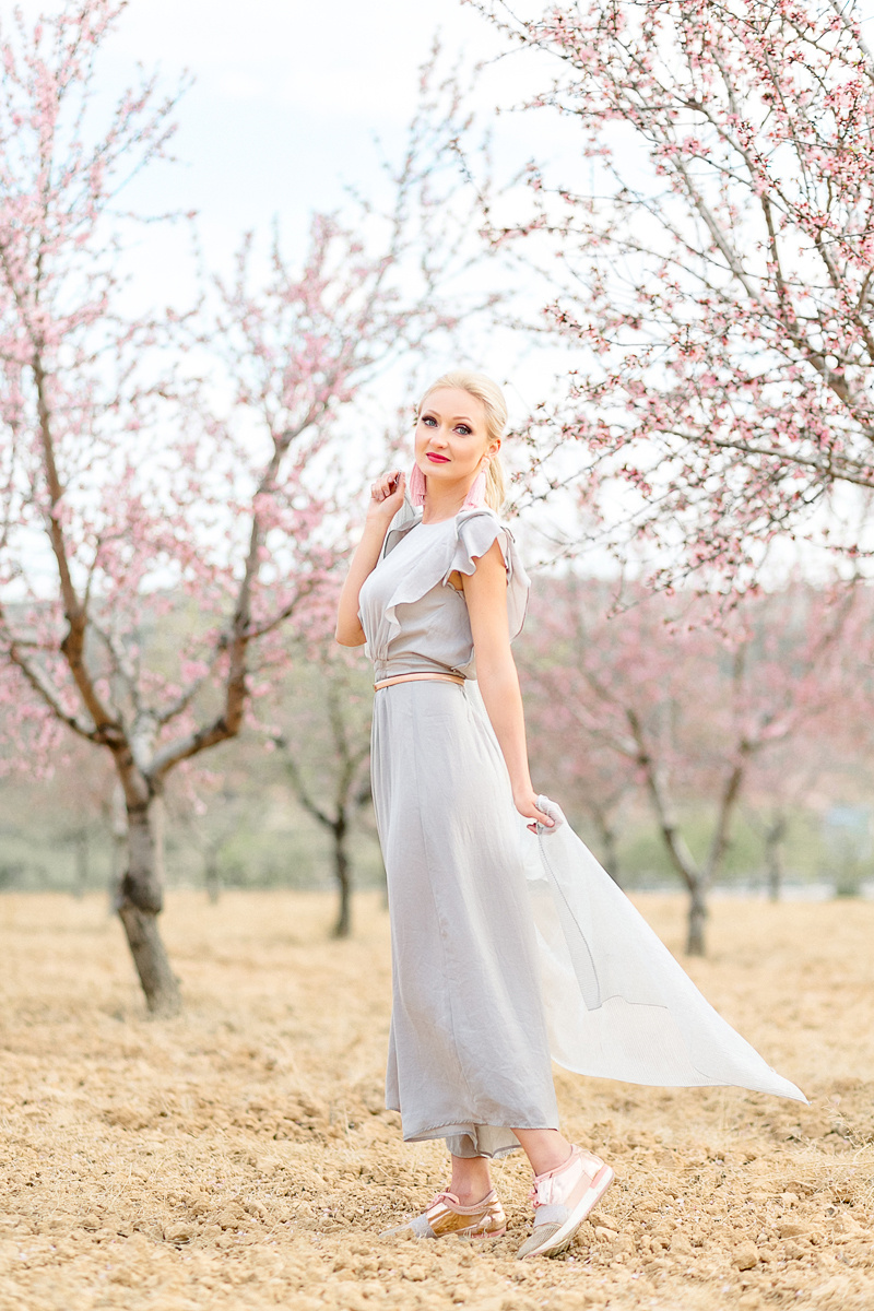 Фотосессия в цветущем миндале. Фотограф и визажист Анастасия Гусарова