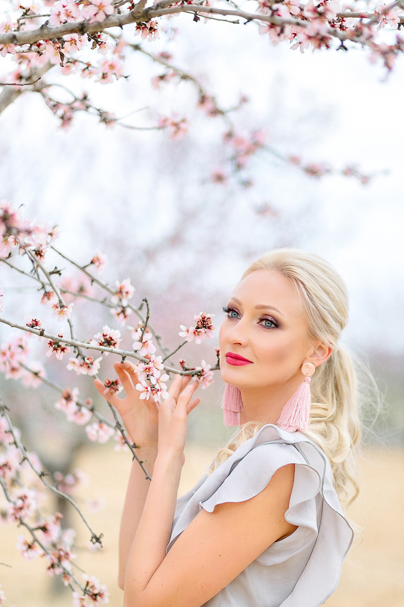 Фотосессия в цветущем миндале. Фотограф и визажист Анастасия Гусарова