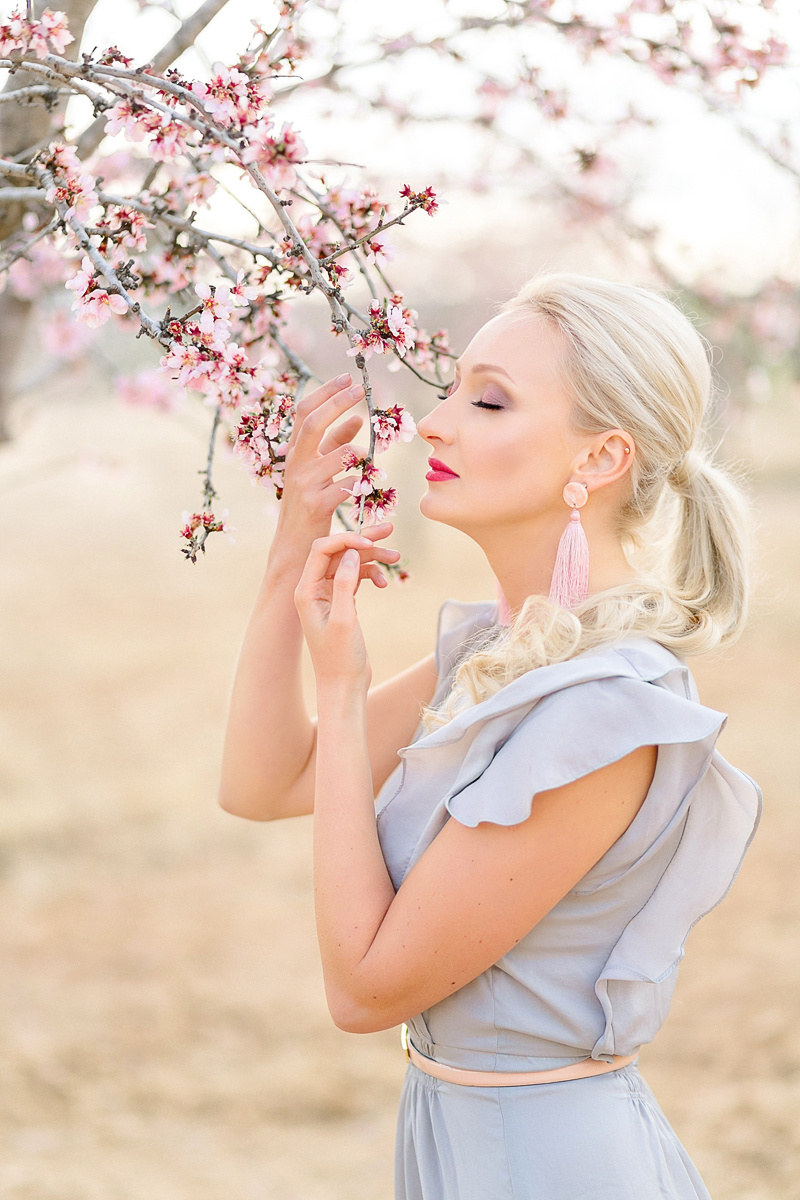 Фотосессия в цветущем миндале. Фотограф и визажист Анастасия Гусарова