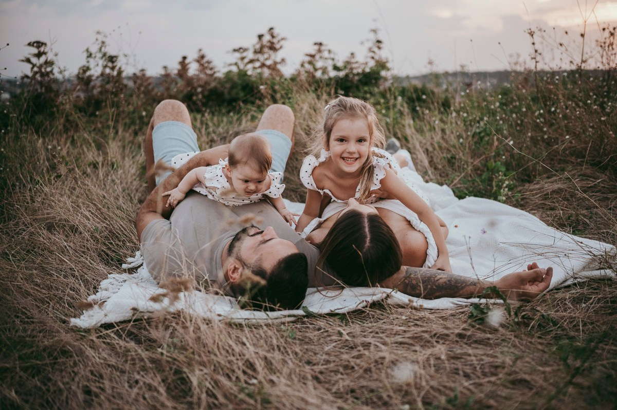 Sonja, Bojan, Nadja i Una / porodicno fotografisanje. Deciji i porodicni fotograf u Beogradu Oksana Skendzic