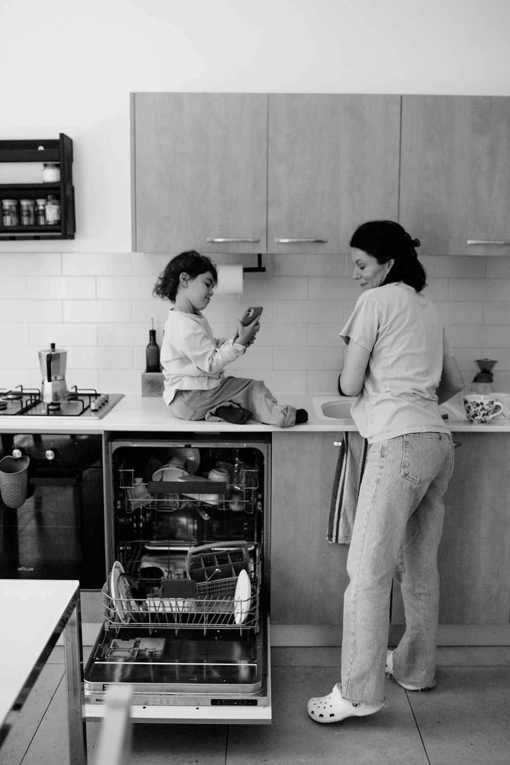 Mom&daughter at home. Family photographer in Israel