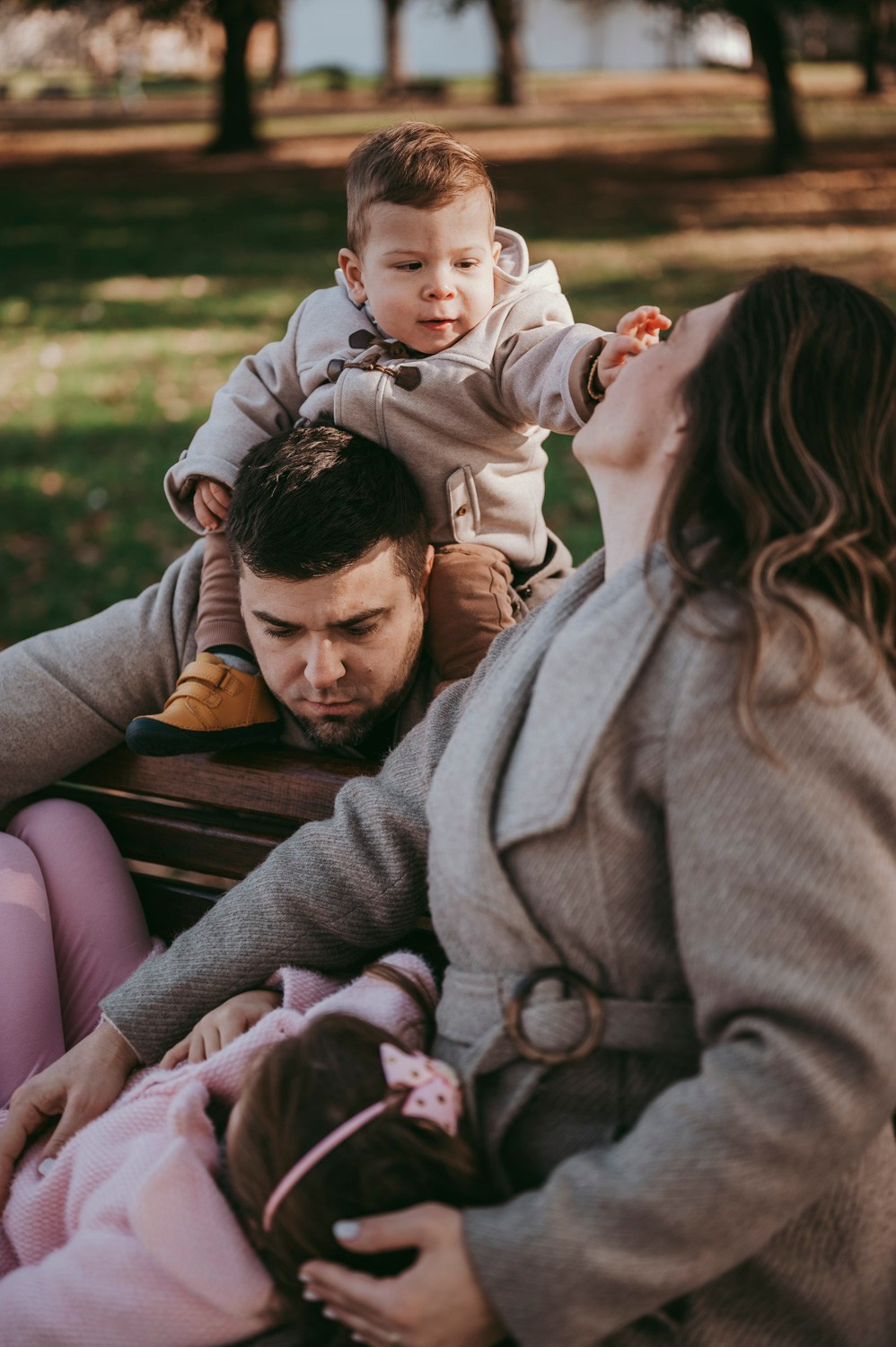 Iva, Ivan, Tara i Stefan — porodicno fotografisanje napolju. Deciji i porodicni fotograf u Beogradu Oksana Skendzic