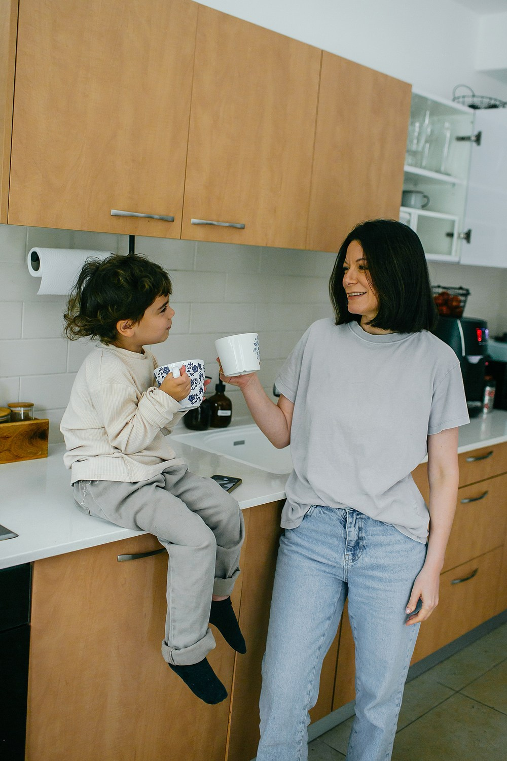 Mom&daughter at home. Family photographer in Israel