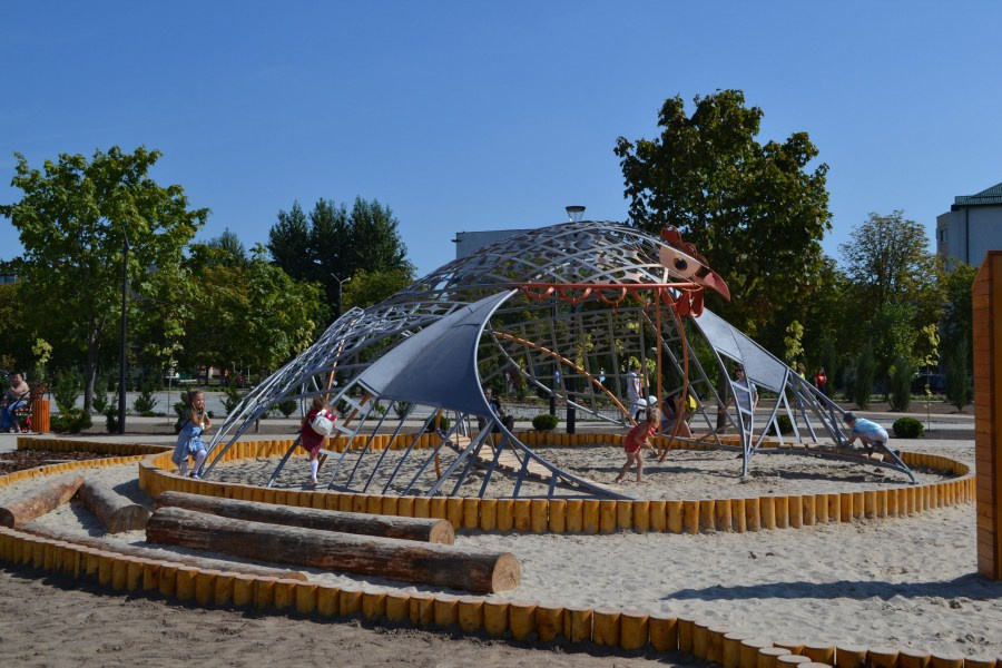 Композиция «Курочка ряба». Творческий коллектив Л. Леснякова, П. Войницкий. 2019. Сталь, лазерная резка, ковка, сварка.. Парк семьи, любви и верности. Солигорск