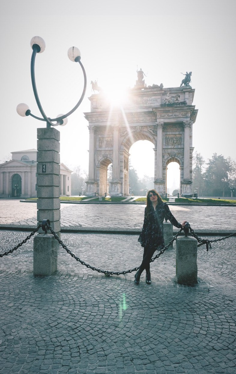 Giovane donna durante un servizio fotografico con il Duomo sullo sfondo.