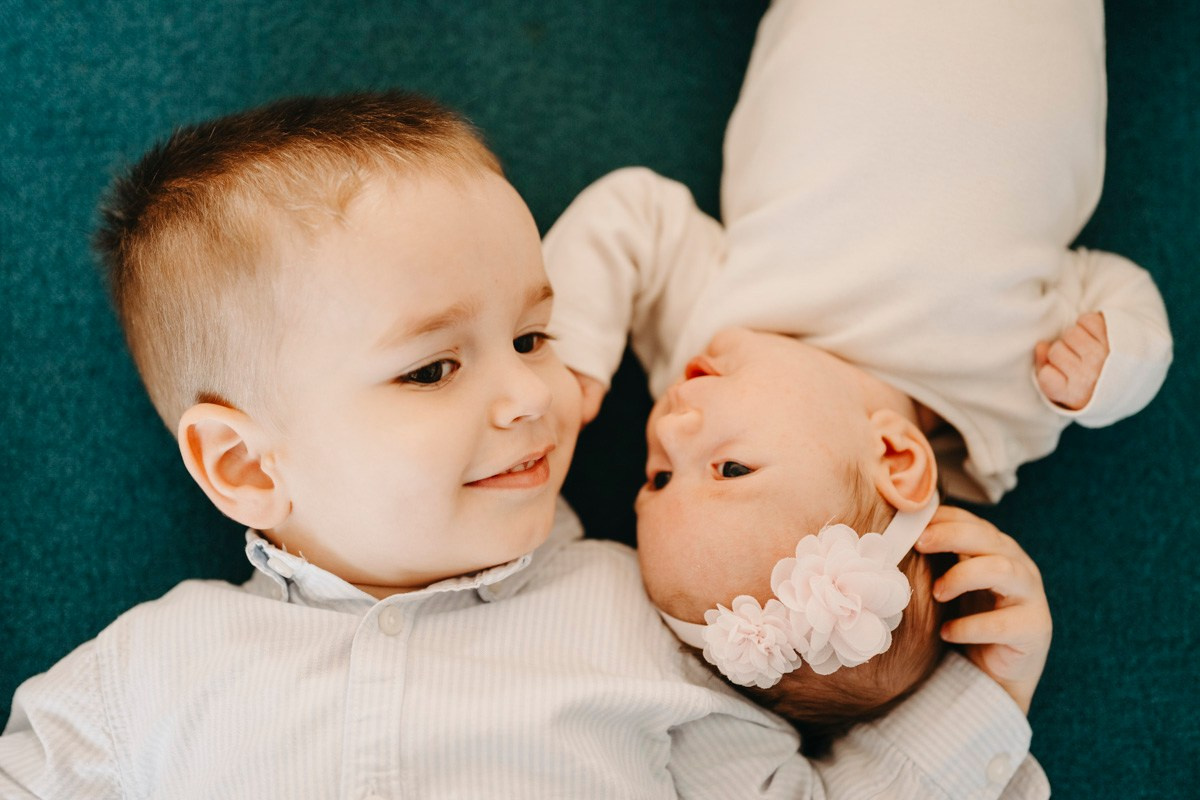 Fotografisanje bebe kod kuce — Milana, Milos, Marko i Mila. Deciji i porodicni fotograf u Beogradu Oksana Skendzic