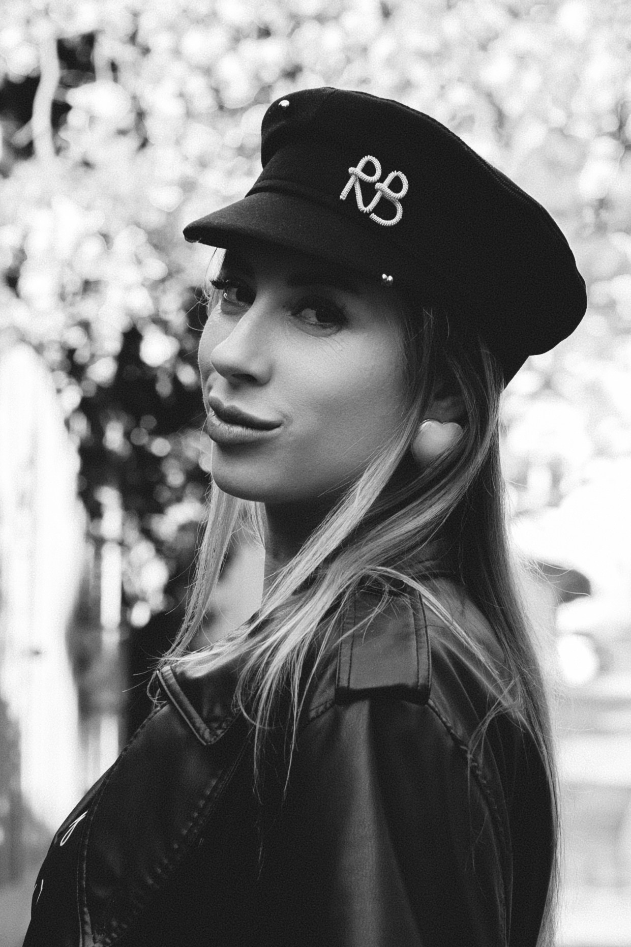 Street Portrait in Leipzig. Woman in black Leather Coat. Stylish. Charismatic Photography by Kristina Kozheltsova. Kristina Kozheltsova- Soulful Portrait&Lifestyle&Love Story Photographer in Leipzig, Germany