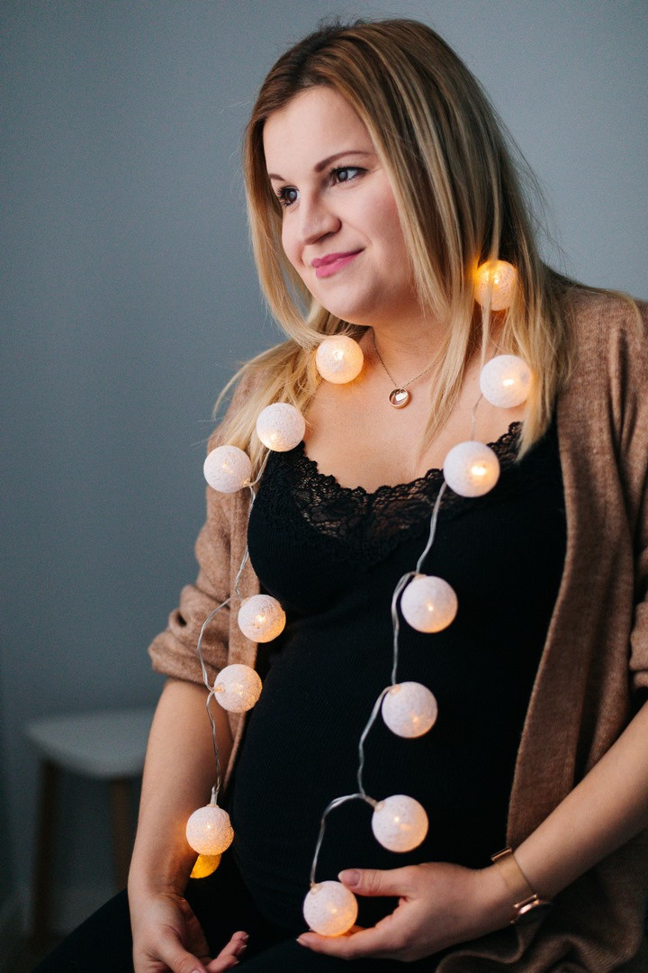 Zdjęcie przedstawia sesję ciążową wykonaną przez fotografa Aleksandra Szpakowicza w Gdańsku. Fotografia ciążowa Gdańsk. www.szpakowicz-studio.pl