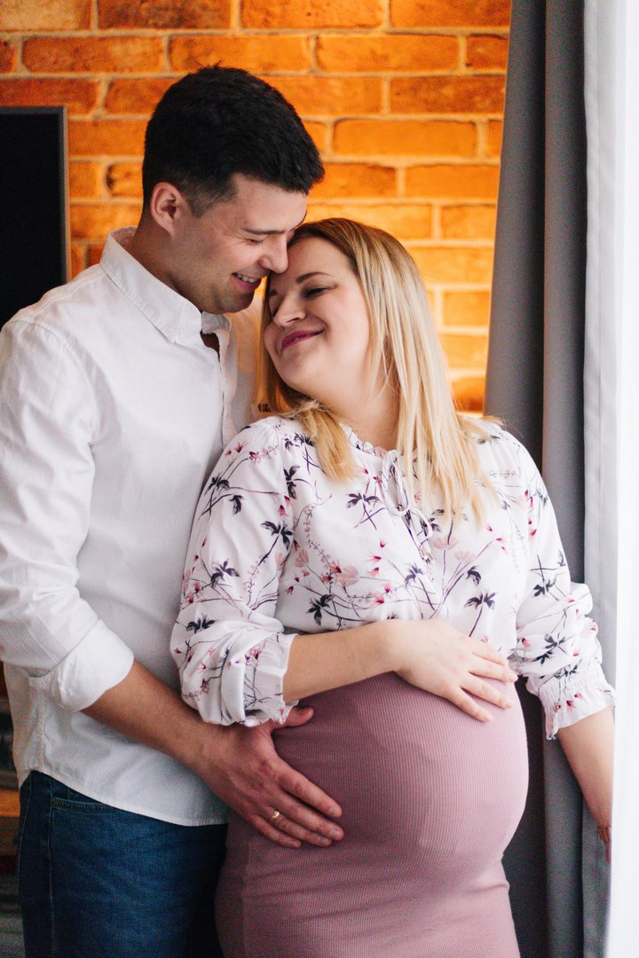 Zdjęcie przedstawia sesję ciążową wykonaną przez fotografa Aleksandra Szpakowicza w Gdańsku. Fotografia ciążowa Gdańsk. www.szpakowicz-studio.pl