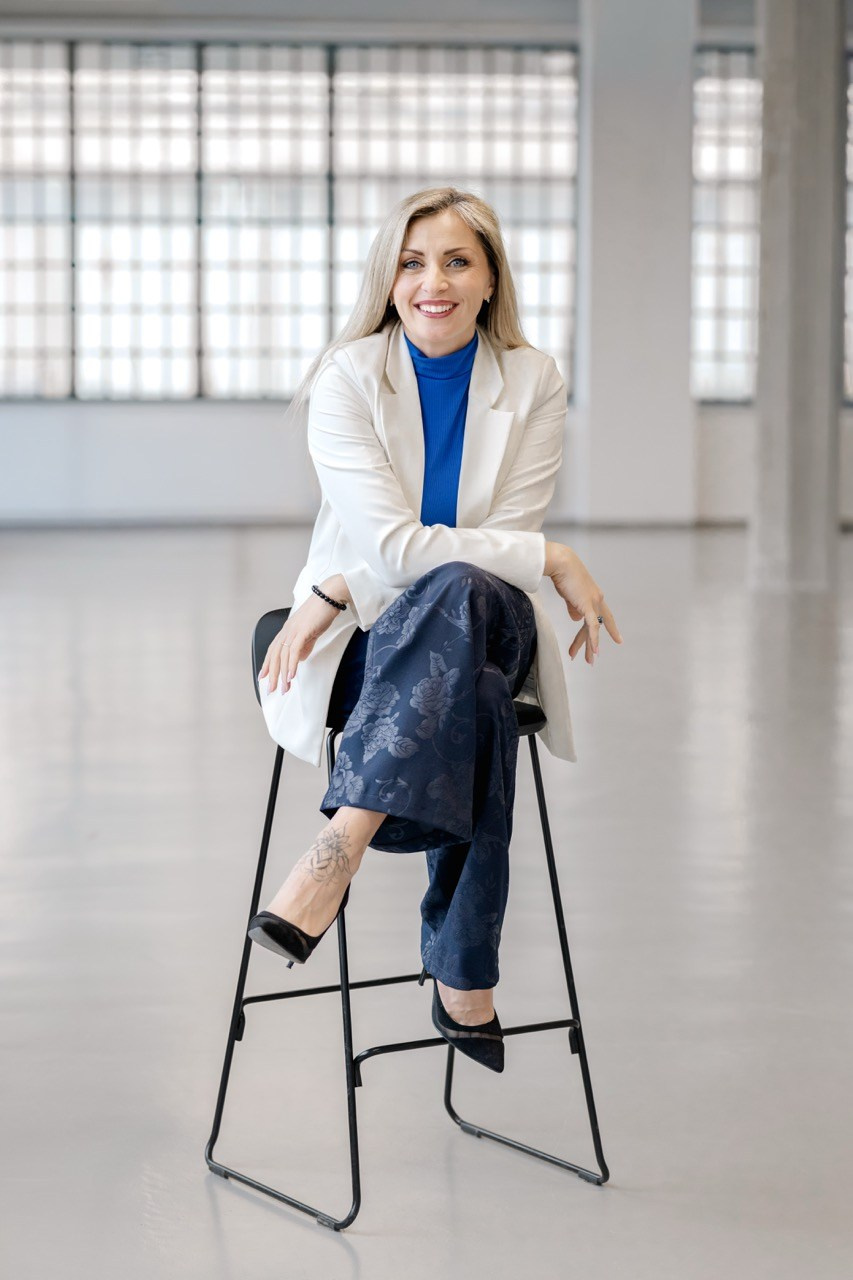 Portrétní fotografka Praha. Dana Lišková — Empathetic Photographer | Introspective Artist |Neurodivergent Coach | Founder of Artepy.cz