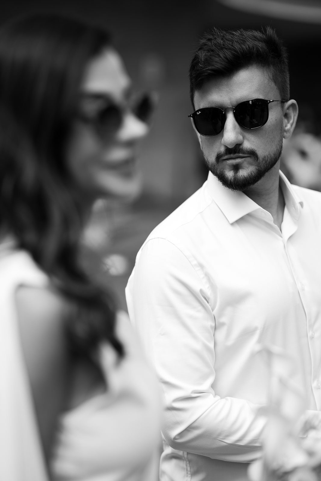 Ensaio pré wedding de Rafa e Ricardo na Praça da Liberdade com estilo documental.